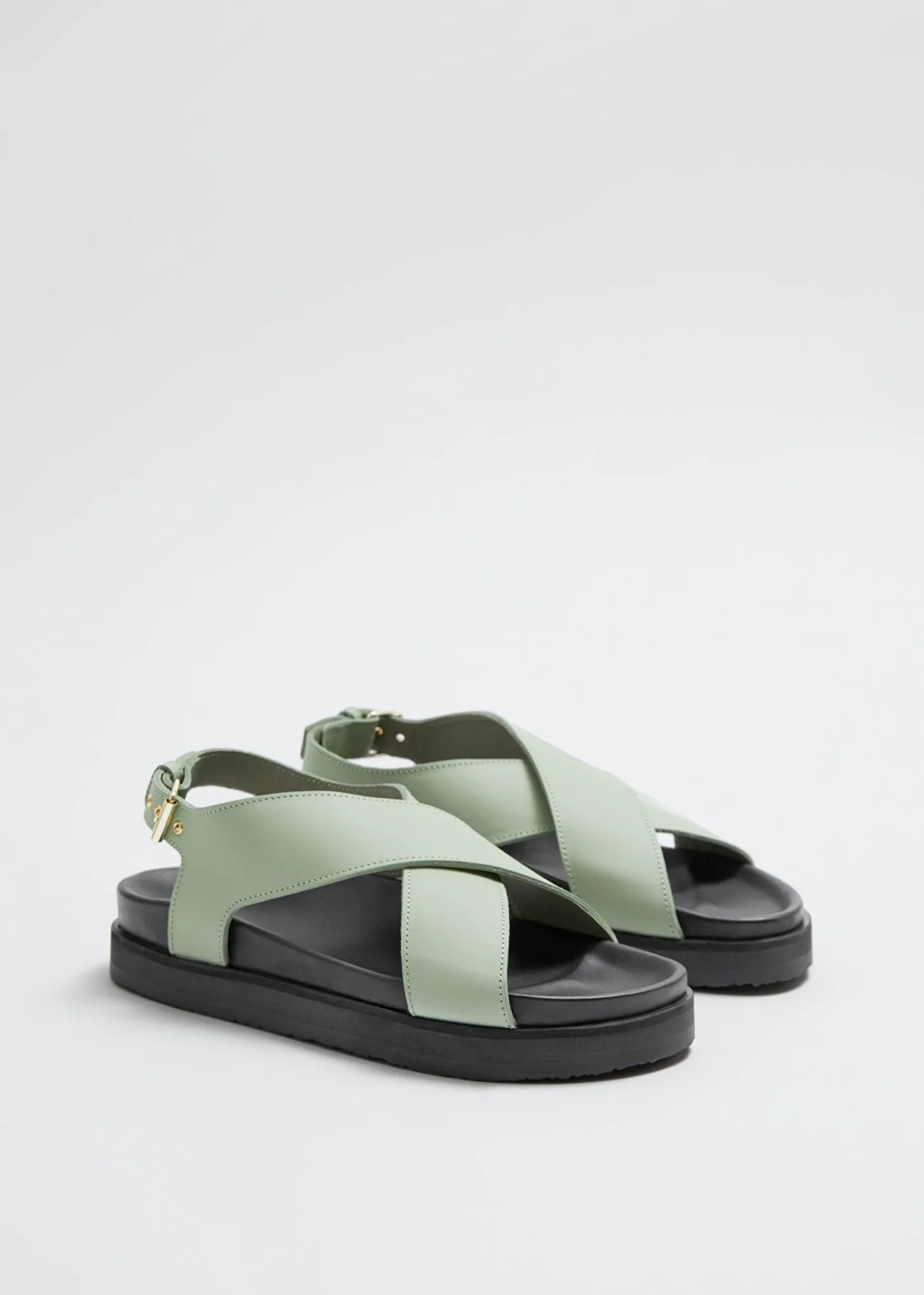 Criss-Cross Skinnsandaler