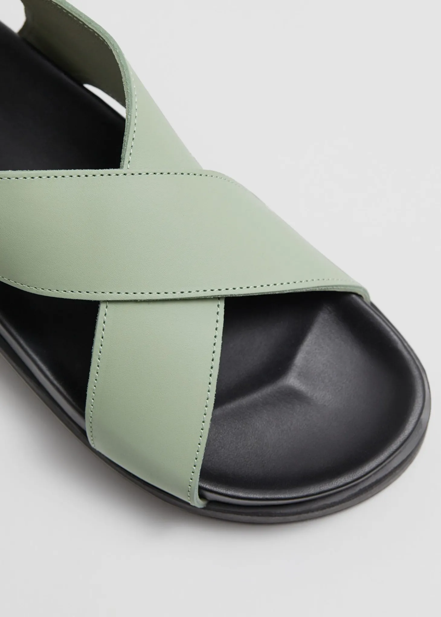 Criss-Cross Skinnsandaler