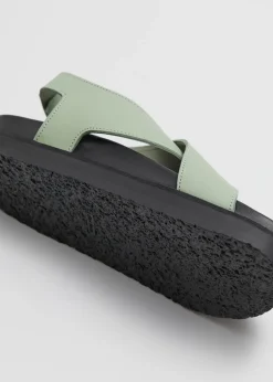 Criss-Cross Skinnsandaler